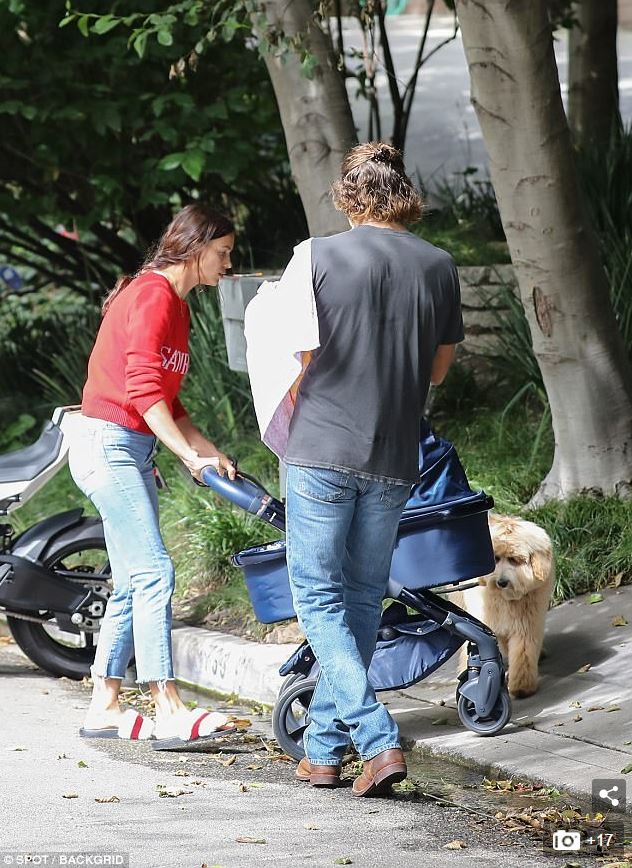 Бредлі Купера та Ірину Шейк спіймали на прогулянці з новонародженою