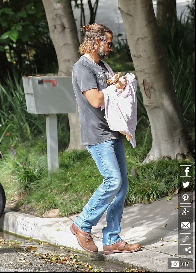 Бредлі Купера та Ірину Шейк спіймали на прогулянці з новонародженою