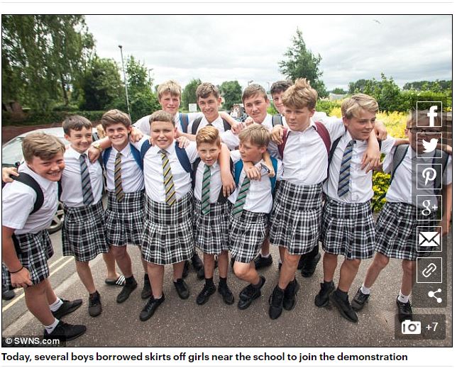 В Великобритании школьники надели юбки в качестве протеста против запрета шорт