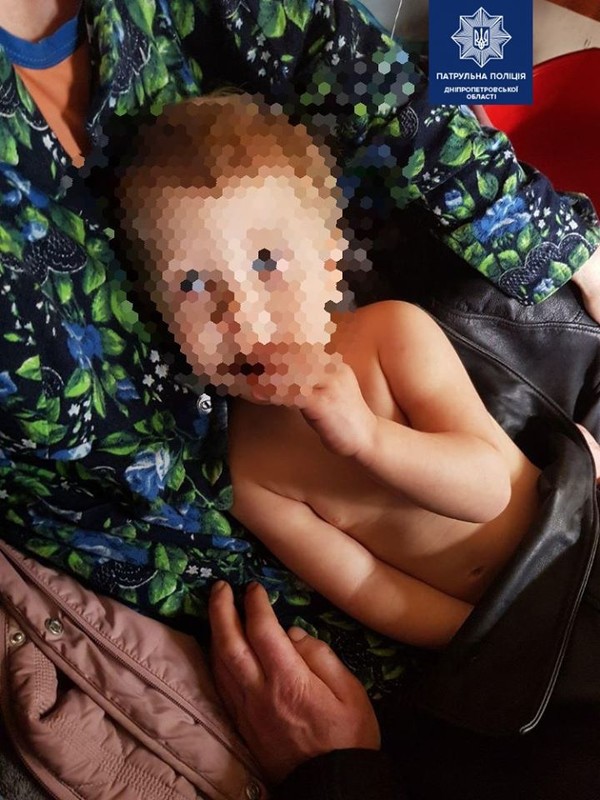 На вулиці у Дніпрі знайшли напівголу дитину (фото)