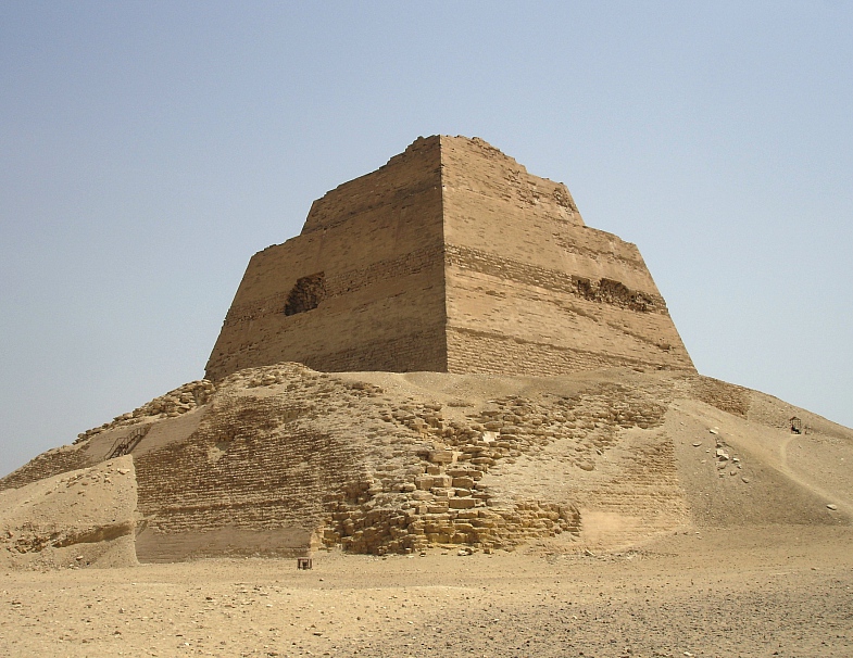 Археологи нашли под Каиром часть неизвестной пирамиды