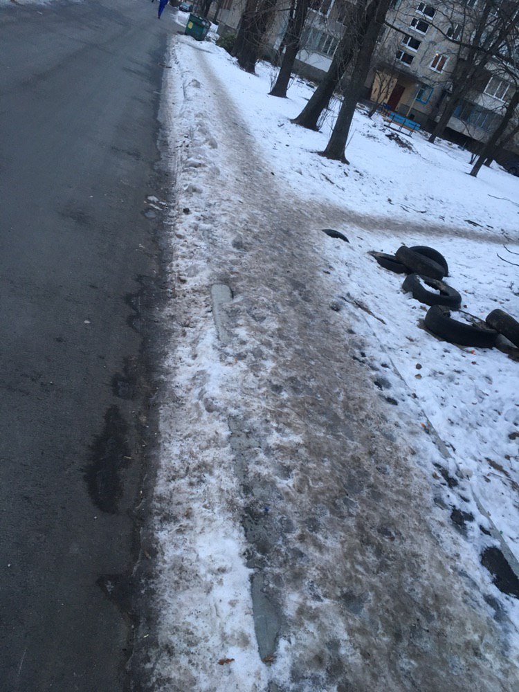 Чому в Києві не чистять тротуари: відповідь ЖЕКу здивувала