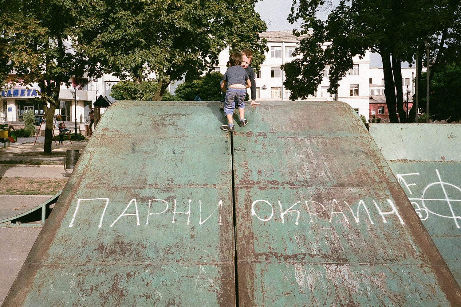 "Молодость тут похожа на старение": молодежь Донецка откровенно рассказала о жизни в городе