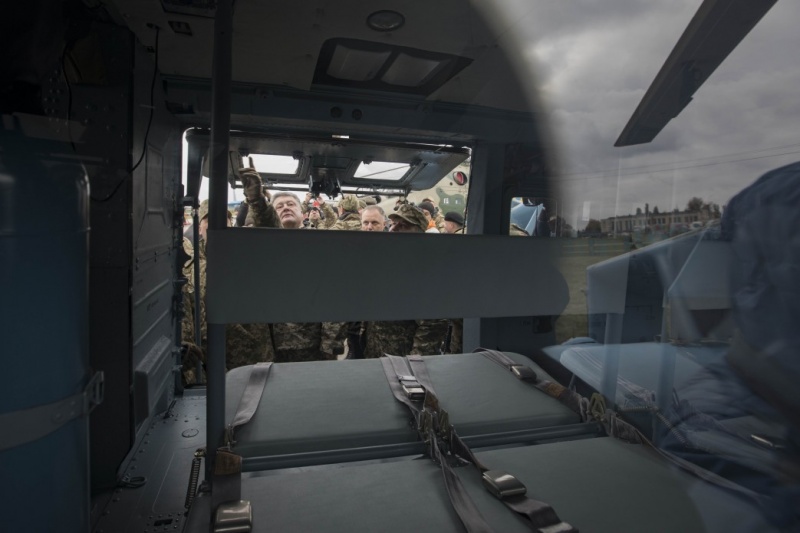 Порошенко о новой технике ВСУ: &quot;Мощное оружие защитит Украину от агрессора&quot;