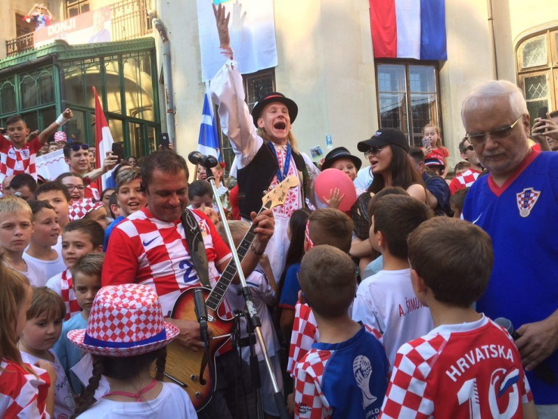 Бричка, пиво і білборди: як Домагоя Віду зустріли в рідному селі (фото)