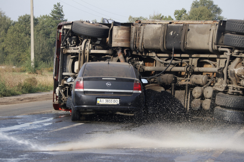 Під Києвом легковик врізався в перевернуту фуру (фото, відео)