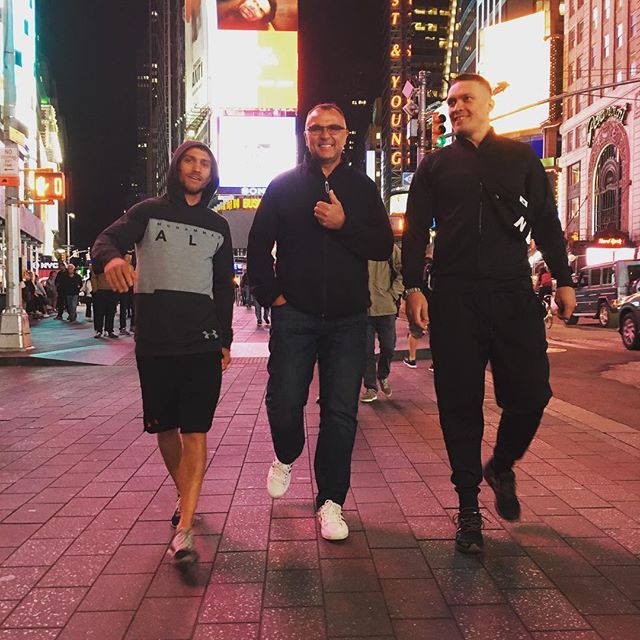 Украинские богатыри Усик и Ломаченко атаковали Спайдермена в центре Нью-Йорка