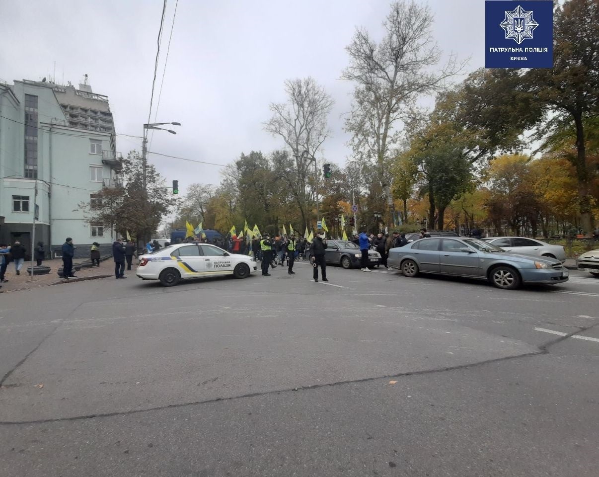 У Києві перекрито вулиці, починаються сутички з поліцією: що відбувається