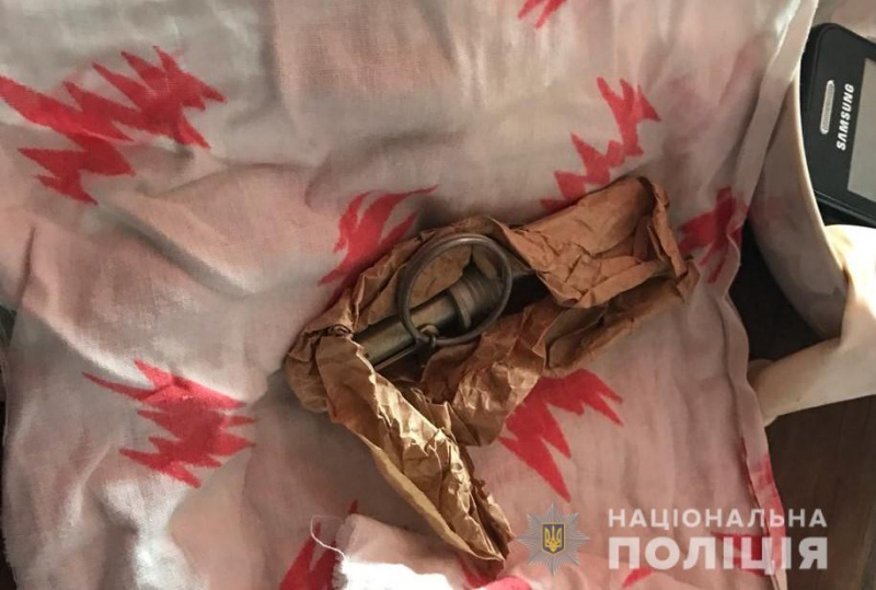 Скрывал следы преступления: в Одессе мужчина выбросил боевой снаряд в окно