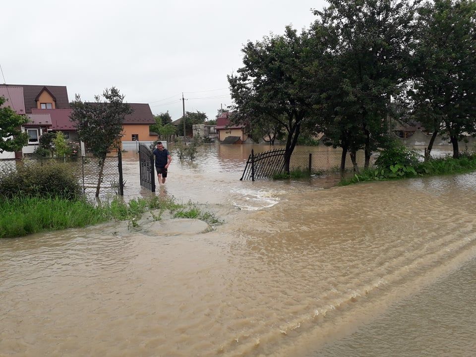 Потоп на Прикарпатті: люди не можуть вийти навіть за хлібом (фото)
