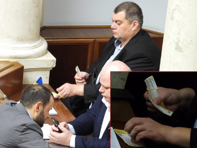 У Раді засікли екс-"кварталівця" за дивним заняттям (фото)