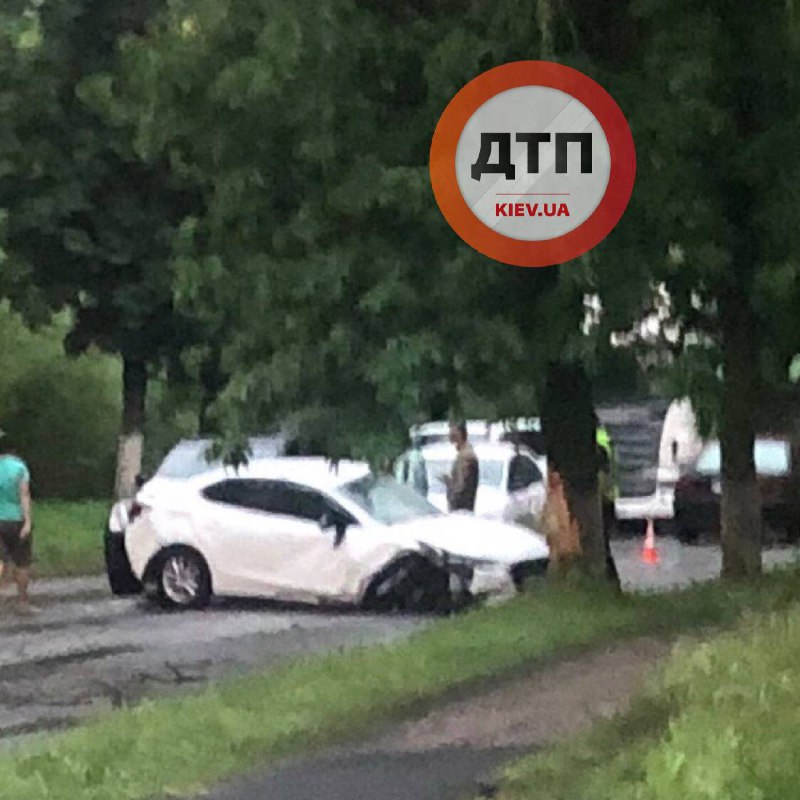 Під Києвом в машину з людьми шарахнула блискавка: негода лютує