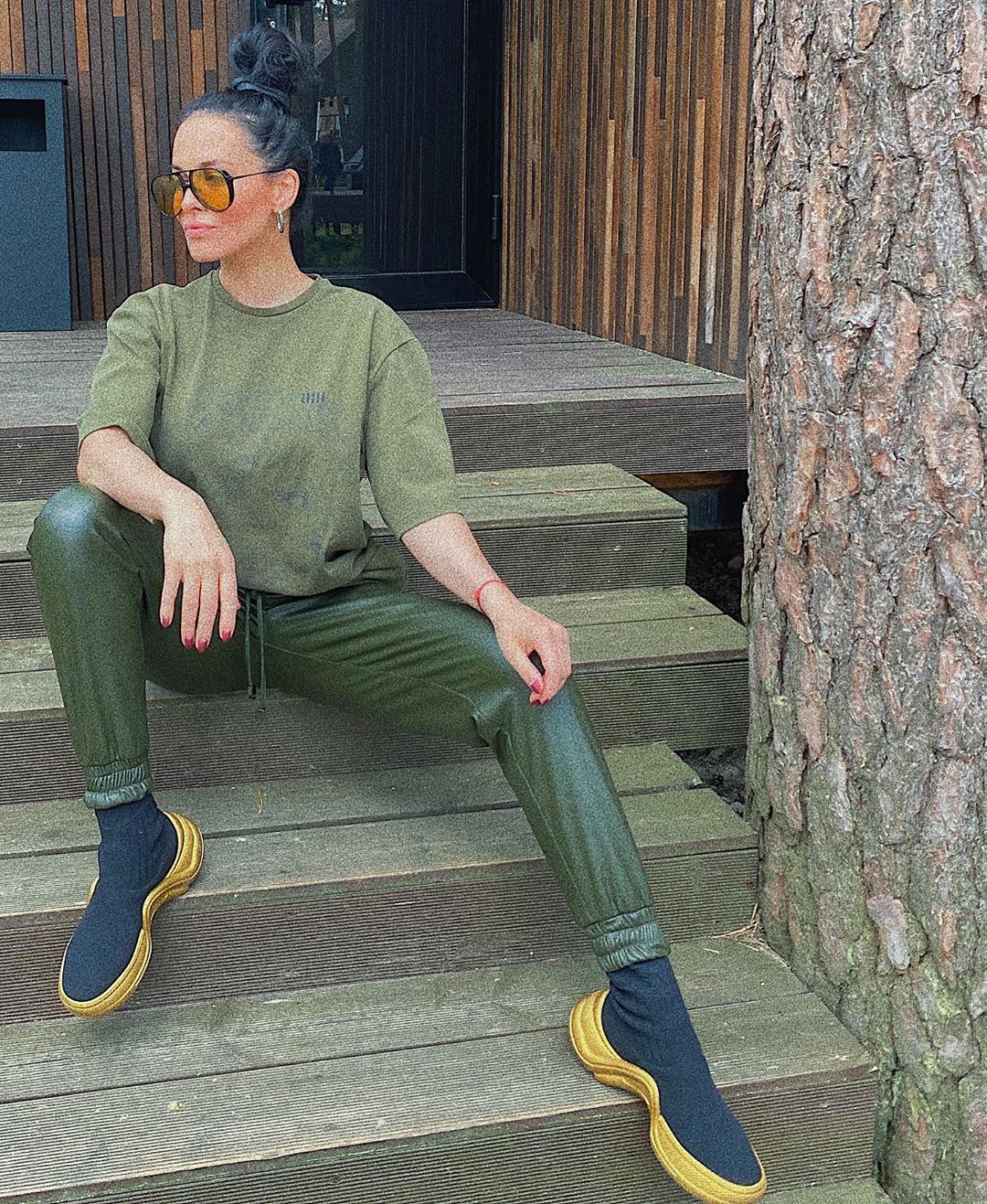 Дерзкая Даша Астафьева в откровенной позе обратилась к мужчинам