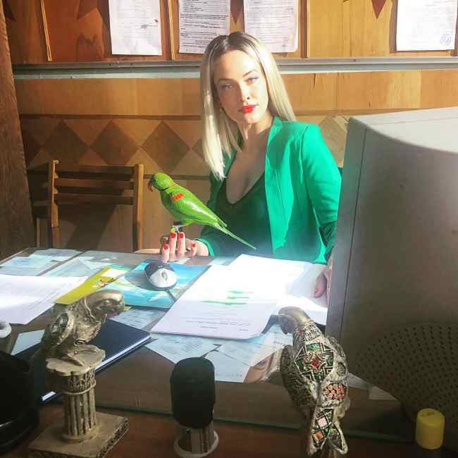 Даша Астаф'єва в образі секретарки