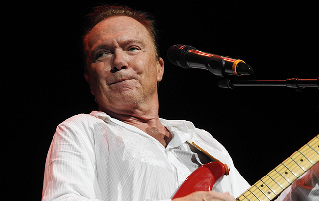 Відомий співак госпіталізований в критичному стані: з'явилися подробиці