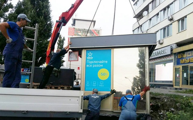 "Мечтаю о сквере": Киев избавили от двадцати нелегальных МАФов (фото)