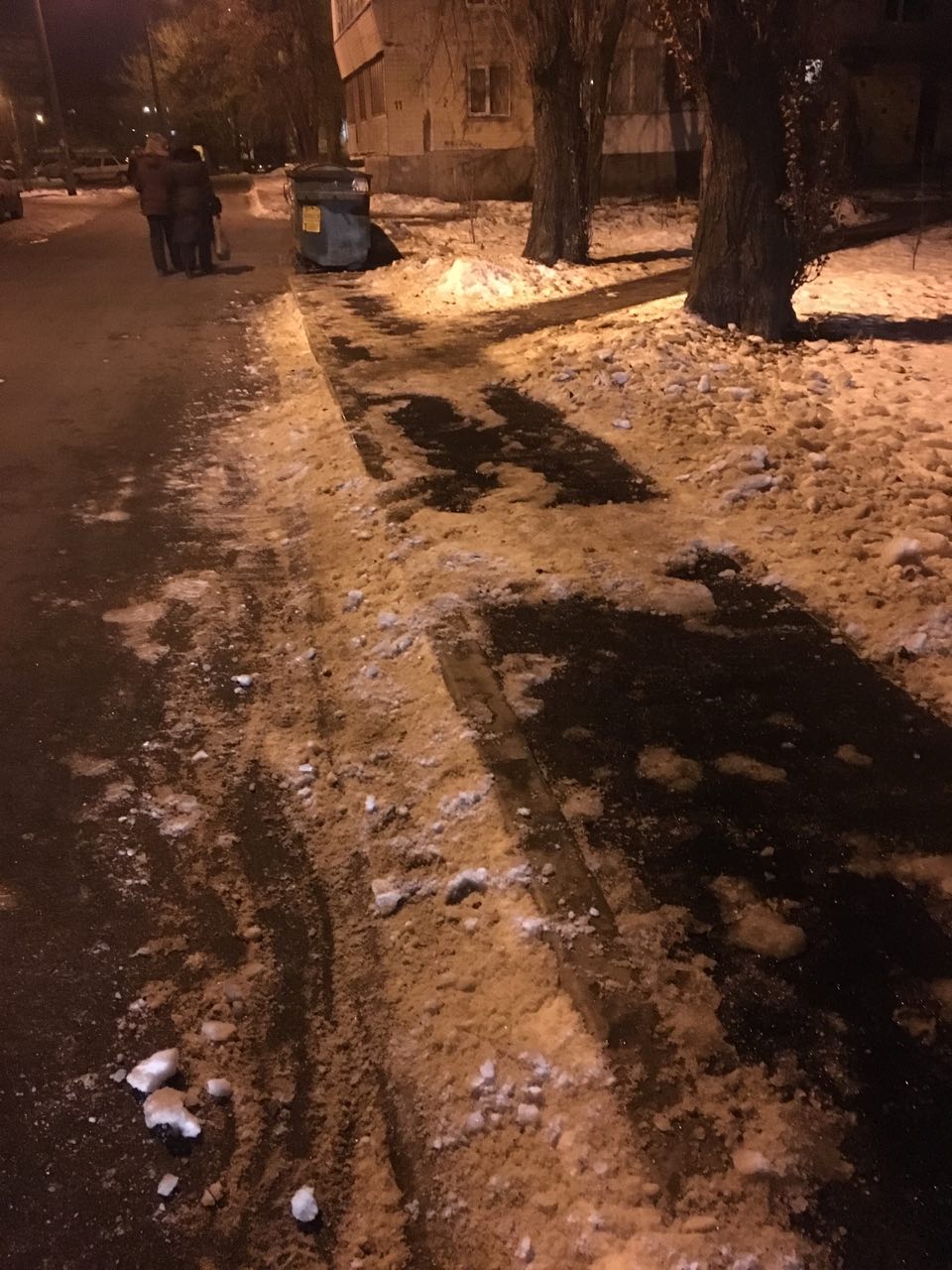 Чому в Києві не чистять тротуари: відповідь ЖЕКу здивувала