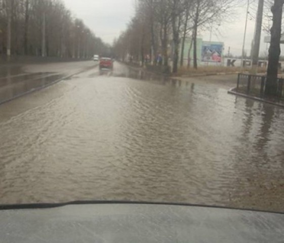 У Керчі після ремонту дорога перетворилася на озеро
