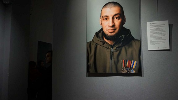 Десять облич: у Києві відкрили виставку з портретами кримчан-учасників АТО