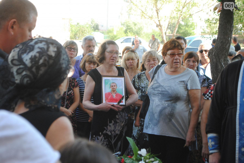 Без батька залишилася дочка: у Запоріжжі попрощалися із загиблим на Донбасі бійцем (фото)