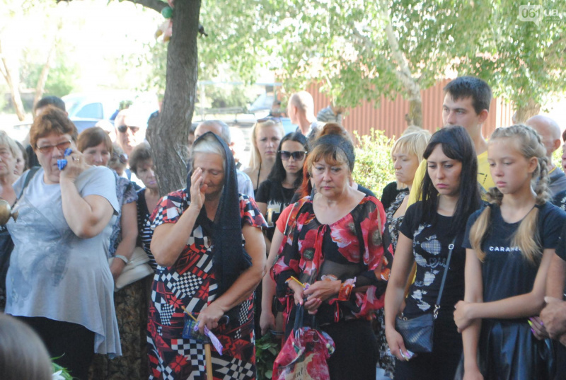 Без батька залишилася дочка: у Запоріжжі попрощалися із загиблим на Донбасі бійцем (фото)