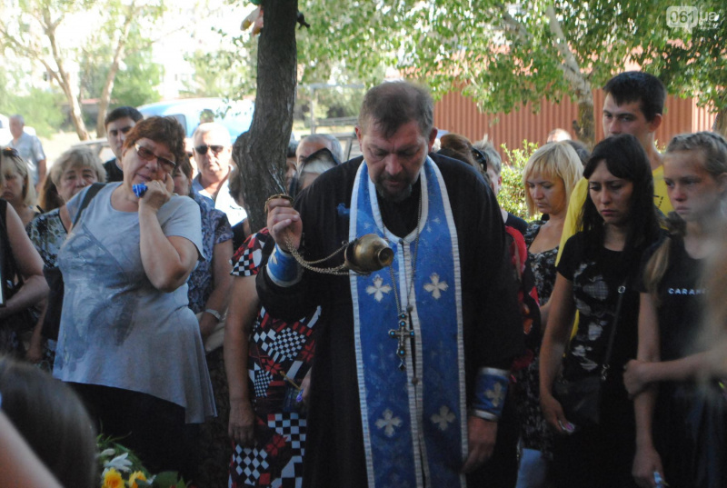 Без батька залишилася дочка: у Запоріжжі попрощалися із загиблим на Донбасі бійцем (фото)