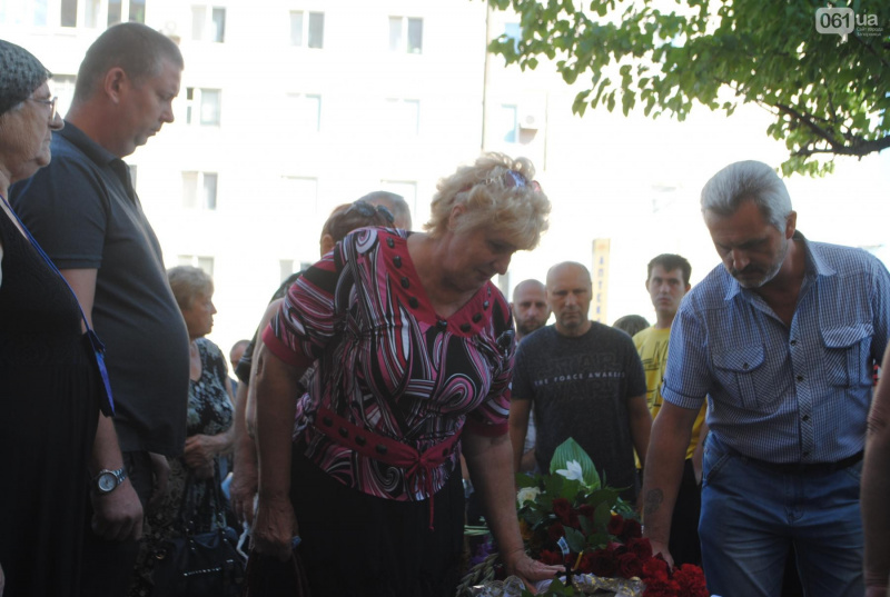 Без батька залишилася дочка: у Запоріжжі попрощалися із загиблим на Донбасі бійцем (фото)