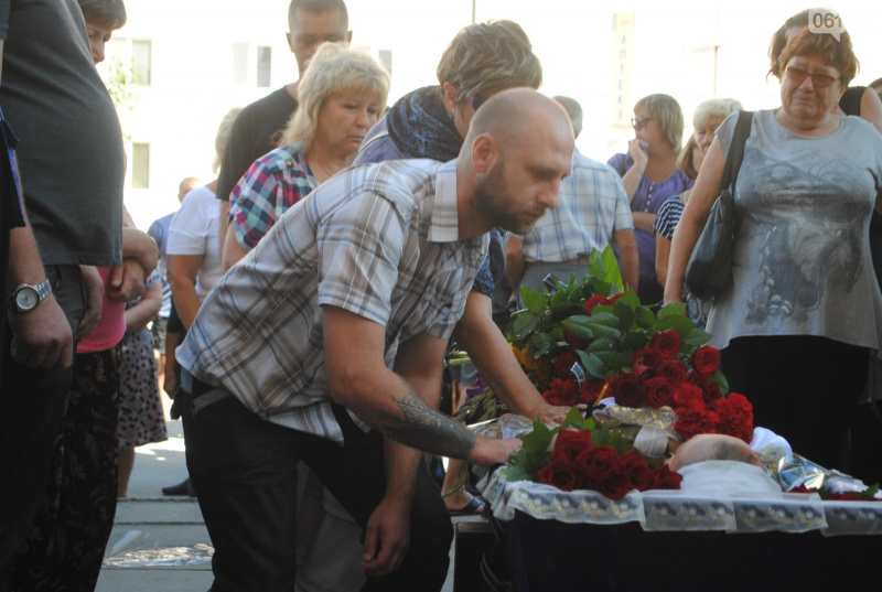 Без батька залишилася дочка: у Запоріжжі попрощалися із загиблим на Донбасі бійцем (фото)