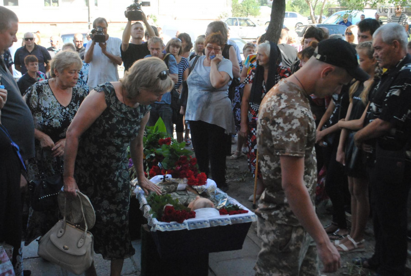 Без батька залишилася дочка: у Запоріжжі попрощалися із загиблим на Донбасі бійцем (фото)