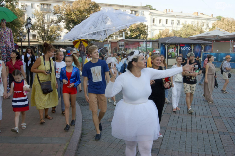"Не только зрители должны идти к театрам": в Одессе прошел зрелищный карнавал (видео)