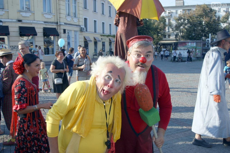 "Не только зрители должны идти к театрам": в Одессе прошел зрелищный карнавал (видео)