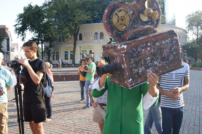 "Не только зрители должны идти к театрам": в Одессе прошел зрелищный карнавал (видео)