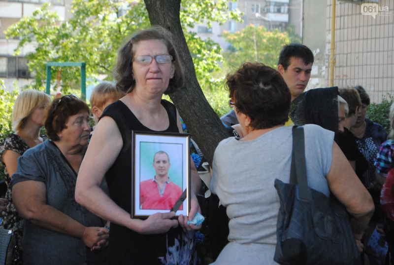 Без батька залишилася дочка: у Запоріжжі попрощалися із загиблим на Донбасі бійцем (фото)