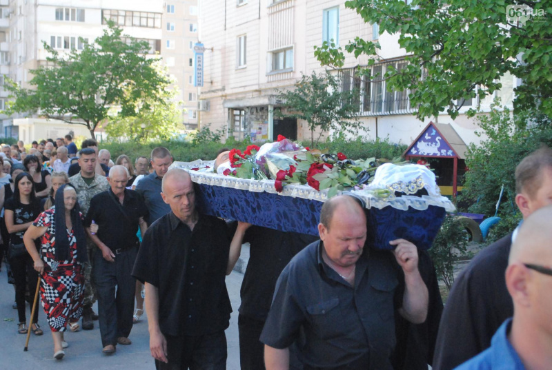 Без батька залишилася дочка: у Запоріжжі попрощалися із загиблим на Донбасі бійцем (фото)