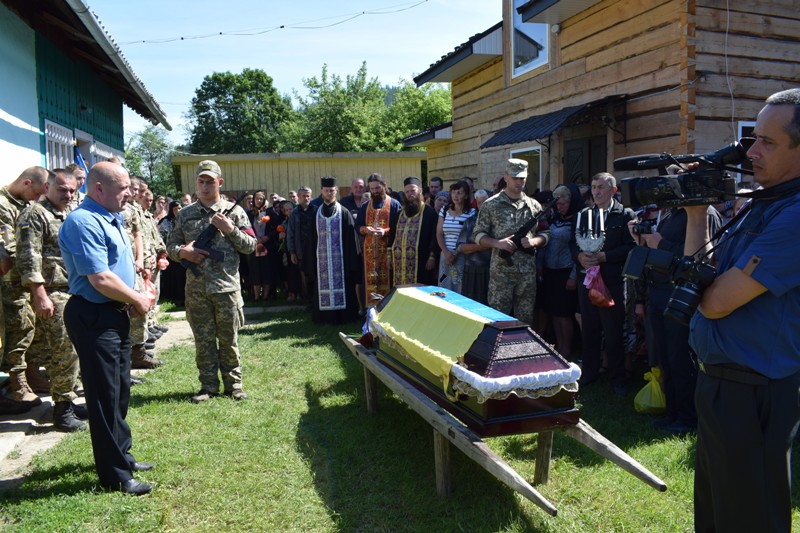 Ему было 23 года: на Буковине попрощались с погибшим на Донбассе бойцом (фото)