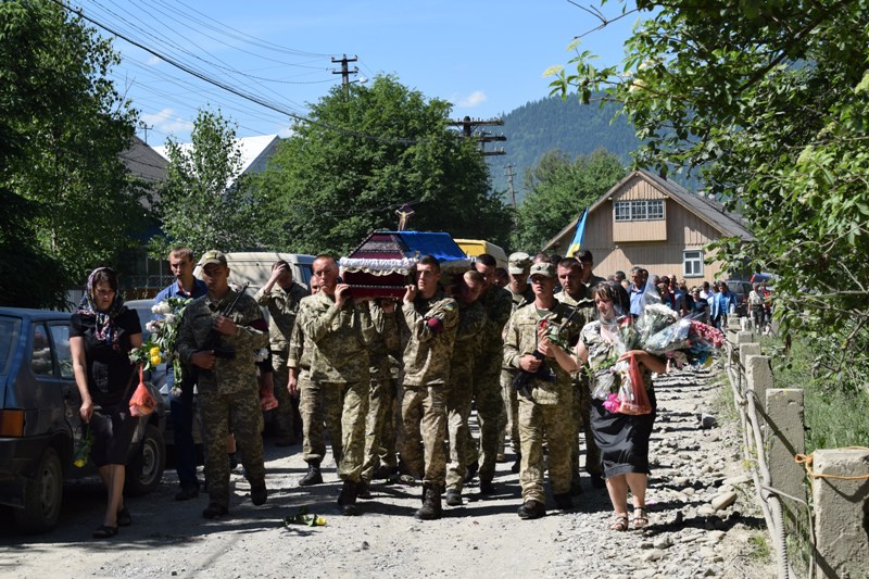 Ему было 23 года: на Буковине попрощались с погибшим на Донбассе бойцом (фото)