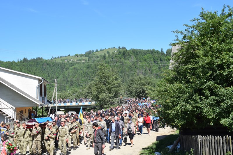 Ему было 23 года: на Буковине попрощались с погибшим на Донбассе бойцом (фото)