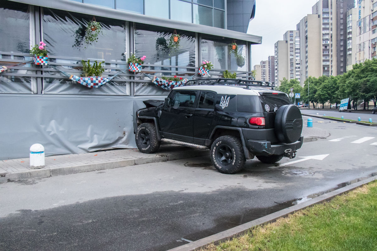 В Киеве мужчина врезался в ТЦ, бросил жену с детьми и скрылся (видео)