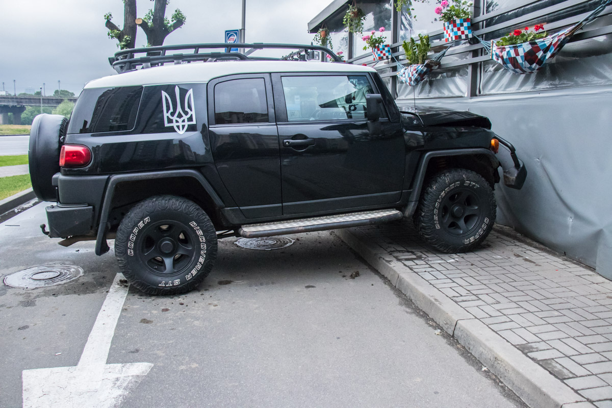 В Киеве мужчина врезался в ТЦ, бросил жену с детьми и скрылся (видео)
