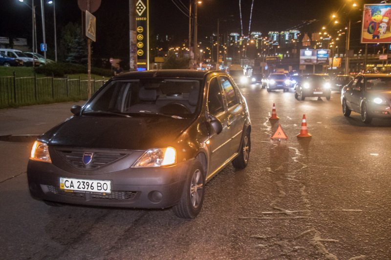 "Пытался уйти от столкновения, но не смог": в Киеве произошло ДТП с иностранкой (видео)