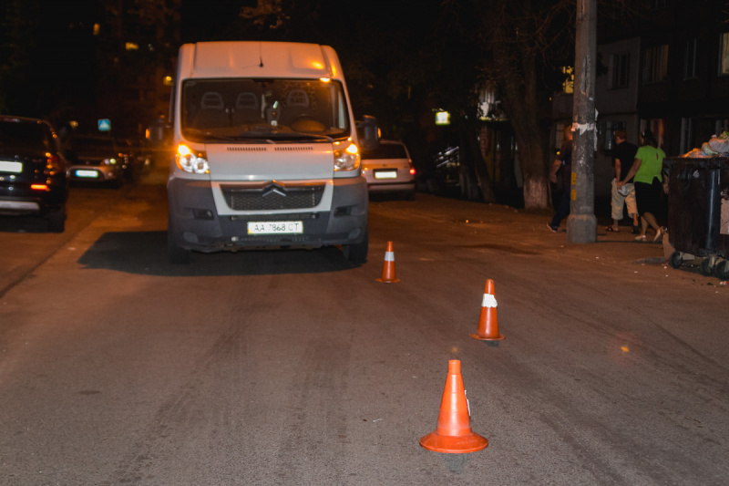 Резко выбежал на дорогу: в Киеве четырехлетний мальчик попал под колеса микроавтобуса