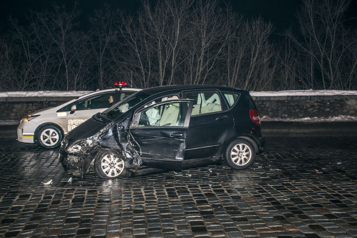 "Пытался сбежать в парк": в Киеве "гонщик" на Mercedes устроил двойную аварию
