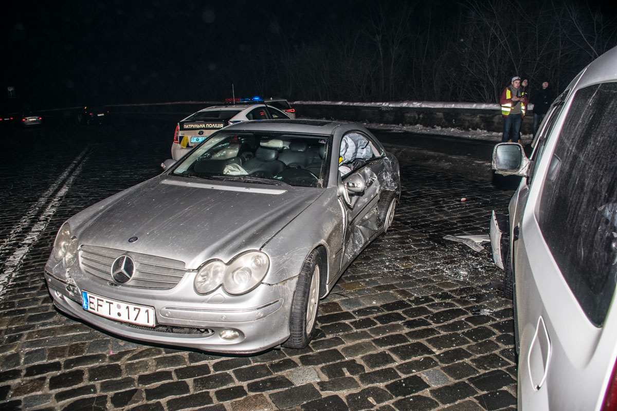 "Пытался сбежать в парк": в Киеве "гонщик" на Mercedes устроил двойную аварию