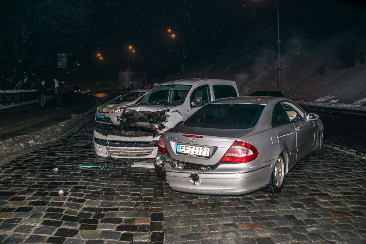"Пытался сбежать в парк": в Киеве "гонщик" на Mercedes устроил двойную аварию