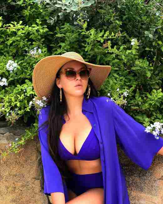 "Шикарна": відома російська співачка порадувала шанувальників розкішними формами в купальнику