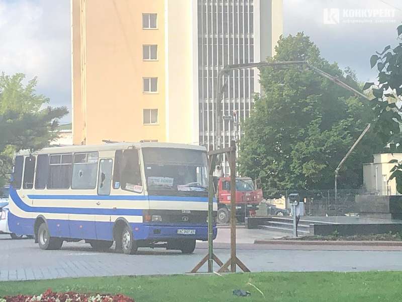 В Луцке захвачен автобус с заложниками: террорист сделал заявление и грозит всех взорвать