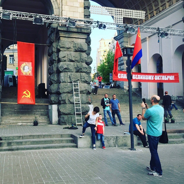 У центрі Києва вивісили комуністичні прапори: в мережі знайшли пояснення