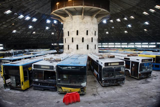 Украинцам показали "кладбище" автобусов в Киеве: яркие фото