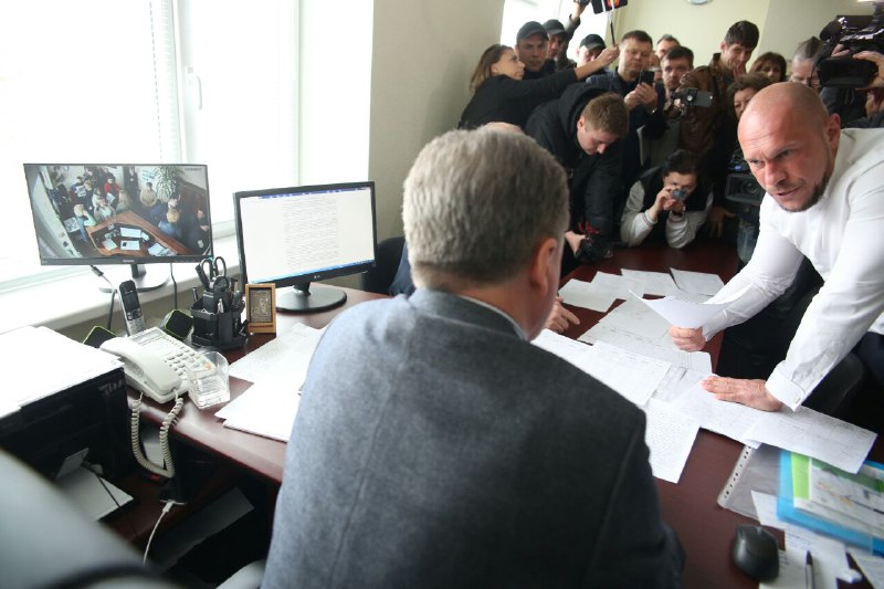 Под Киевом местные жители заблокировали главврача в кабинете, требуя его увольнения