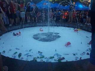 Бутылки, мусор повсюду: футбольные фанаты устроили свалку в центре Киева (фото)